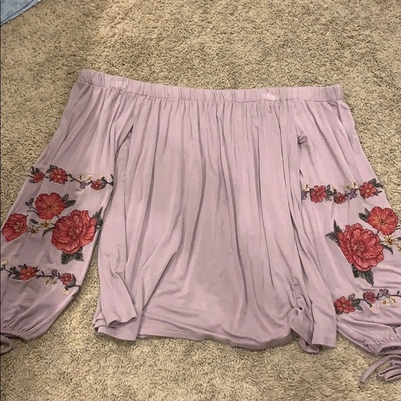 Beautiful off the shoulder embroidered top! - Picture 1 of 3